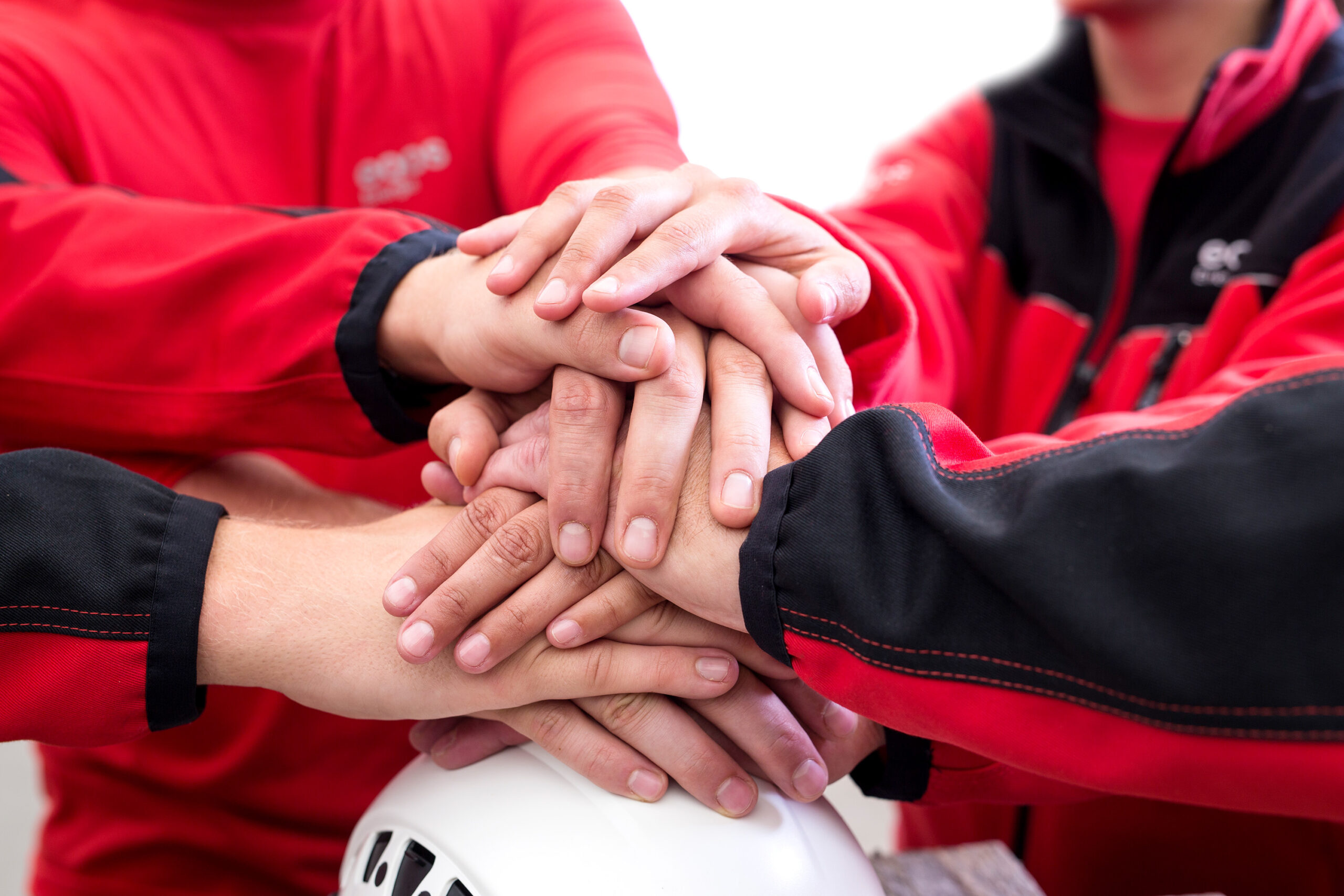 AT-EE170052-Haende-uebereinander-auf-Helm_72dpi-1